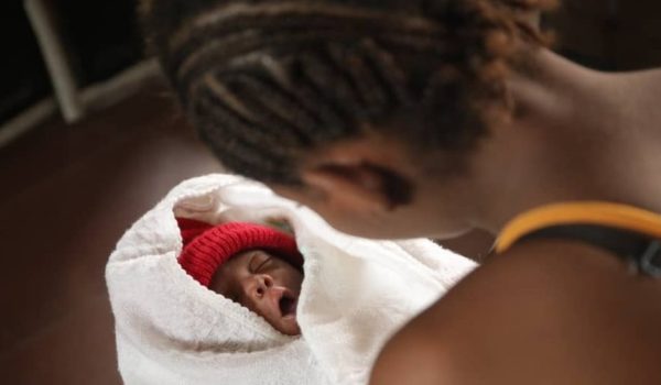 Nigeria: el inhumano negocio de las «fábricas de bebés» en las que mantienen secuestradas a mujeres para embarazarlas y poner a sus hijos en venta