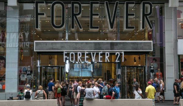 Forever 21 se declara en bancarrota: ¿dónde cerrarán las tiendas de la cadena de moda juvenil?