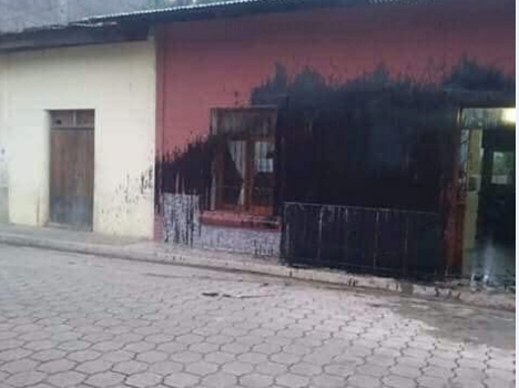 Orteguistas lanzan aceite negro a la vivienda de un opositor en Somoto