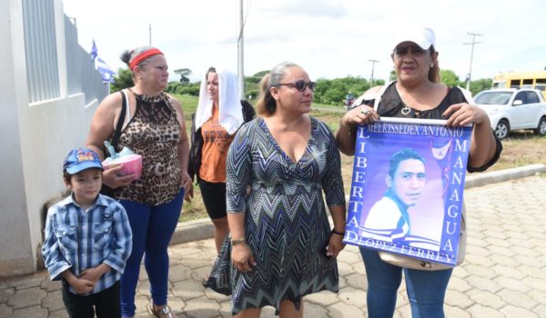 Madres de presos políticos exigen libertad de sus hijos durante juicio de Marcos Campos Garay en Tipitapa