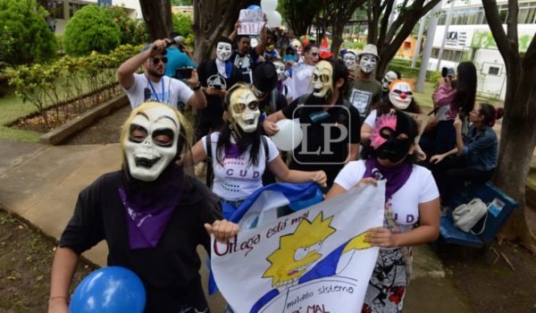 «Reír es resistir». Estudiantes se burlan del régimen orteguista con un desfile de disfraces en la Universidad Centroamericana