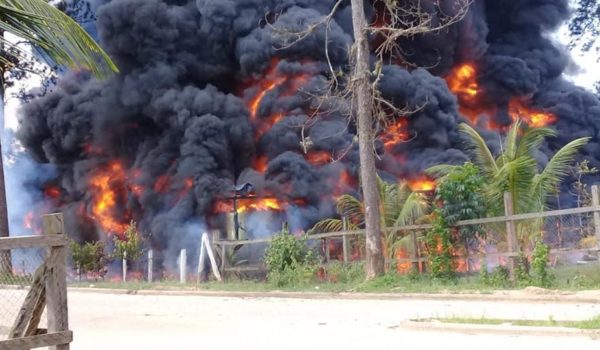 Bodega de resina se quema en la Costa Caribe Norte y amenaza a siete viviendas más