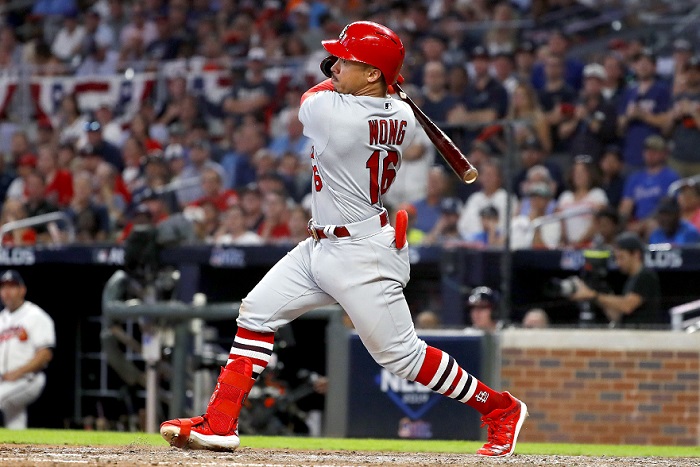 Kolten Wong impulsó dos carreras en el noveno inning, para marcar la diferencia en el triunfo de los Cardenales de San Luis sobre los Bravos de Atlanta, este jueves en la serie divisional de la Liga Nacional. LA PRENSA/Kevin C. Cox/Getty Images/AFP