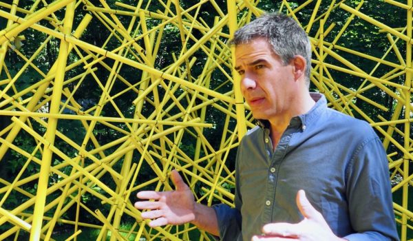 Ricardo Cárdenas, el escultor colombiano que juega con la geometría para mostrar la deforestación del Amazonas