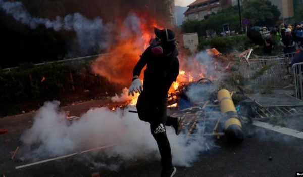 Violencia en las calles de Hong Kong en el 70 aniversario del partido comunista chino en el poder