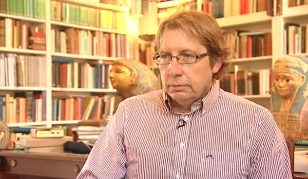 El académico de Oxford acusado de vender fragmentos de biblias antiguas a una familia multimillonaria de EE.UU.