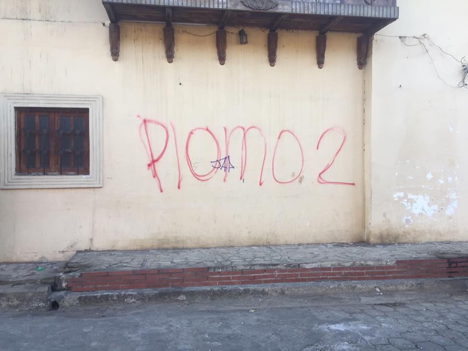 Plomo 2, con estas leyendas de muerte amanecieron las paredes de las casas de los opositores politicos Eliseo Núñez y Chester Membreño en Masaya