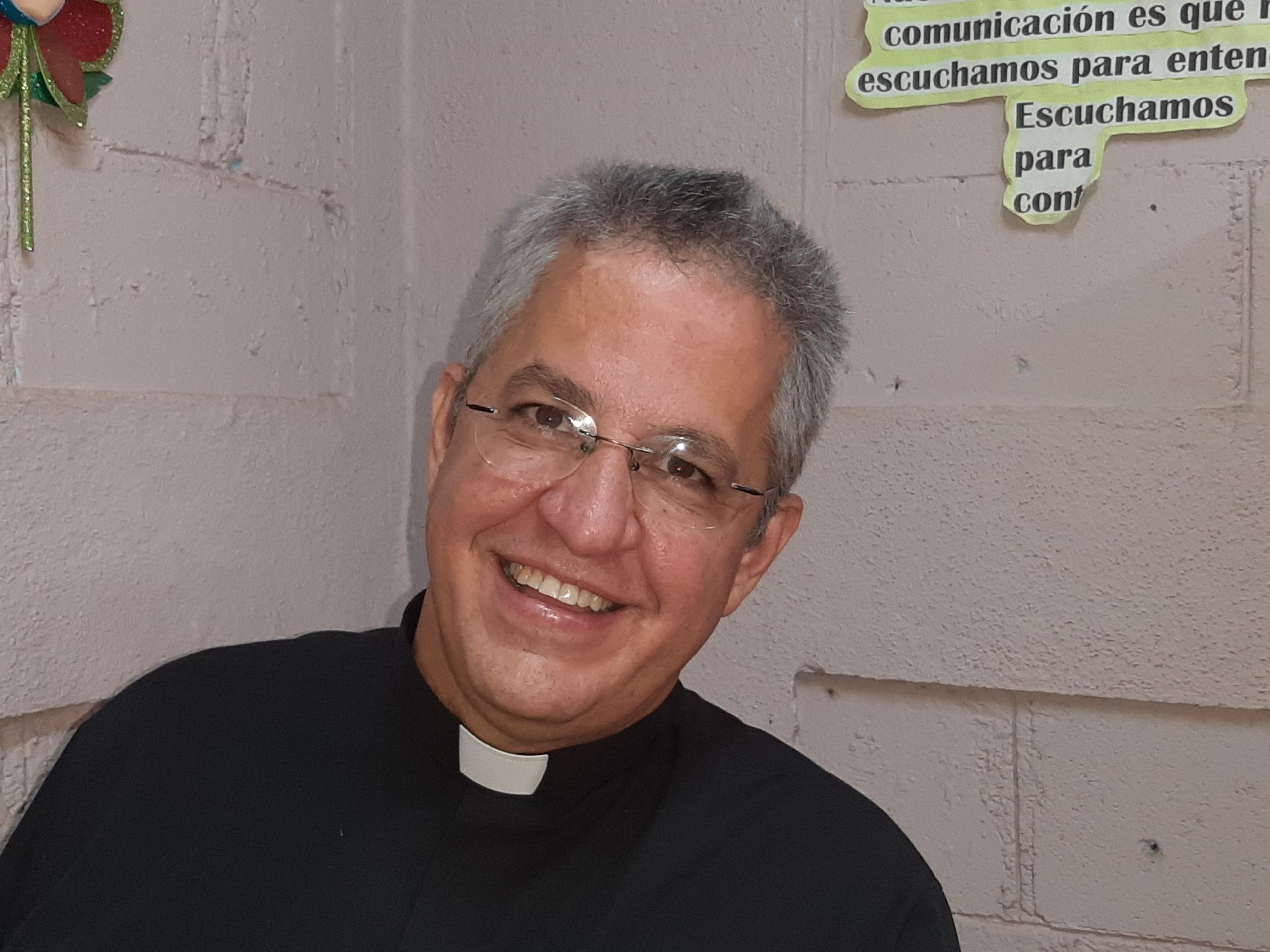 Monseñor Miguel Mántica, presidente de Fundación Nueva Vida, que apadrina el Colegio San Martin de Porres, en Nueva Vida, Ciudad Sandino