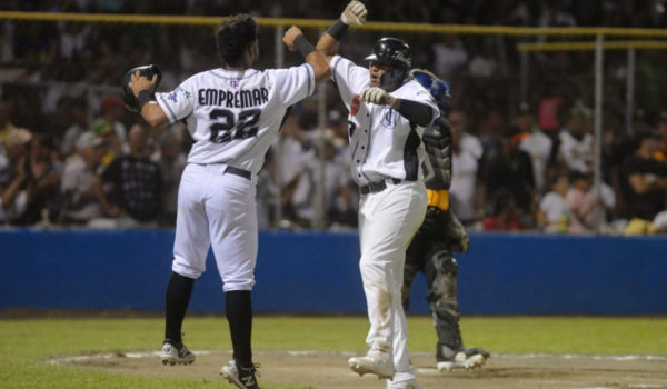 Noche espectacular de tres jonrones de Edgard Montiel pone a Tigres al frente de la Serie Final