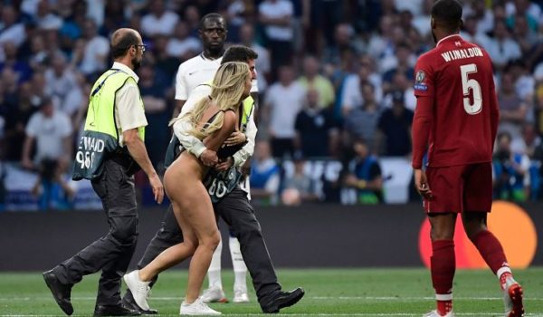 Esta es la millonaria ganancia que consiguió la mujer que corrió en traje de baño durante la final de la Champions