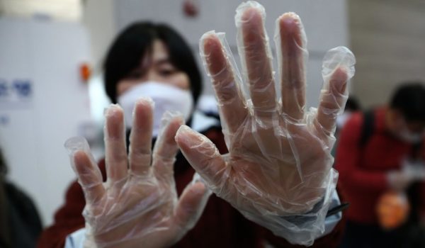 Coronavirus: cuál es la diferencia entre una gripe y este virus (y otras preguntas clave de los lectores de la BBC)