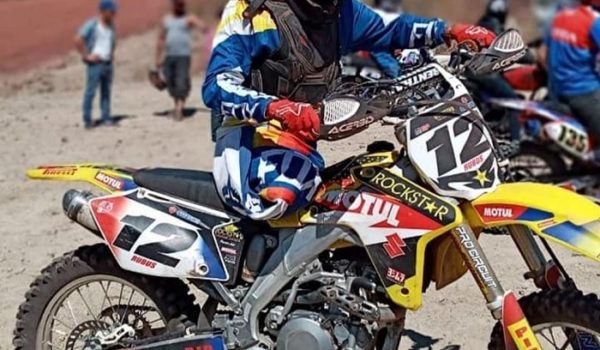 La historia del motociclista que perdió una pierna y sigue practicando motocross