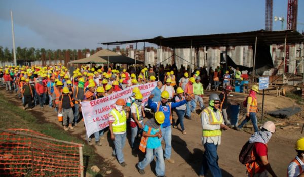 Esta es la demanda de los trabajadores del nuevo hospital de Chinandega y que llevan más de una semana en huelga