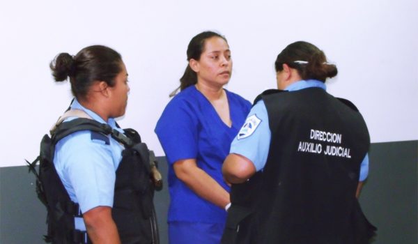 Mujer «narco» llevaba  130 kilos de cocaína ocultos en camioneta, dice Fiscalía