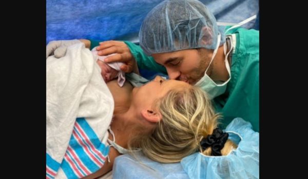 Enrique Iglesias comparte foto de su bebé recién nacida