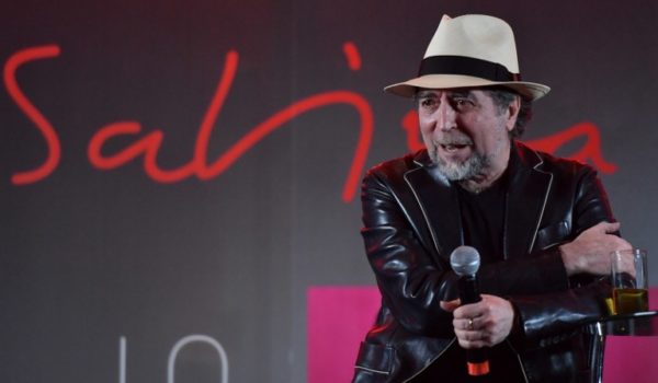 Joaquín Sabina se cae durante un concierto en Madrid