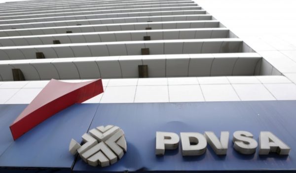 Detienen a 38 empleados de la petrolera estatal de Venezuela PDVSA acusados de traficar combustible
