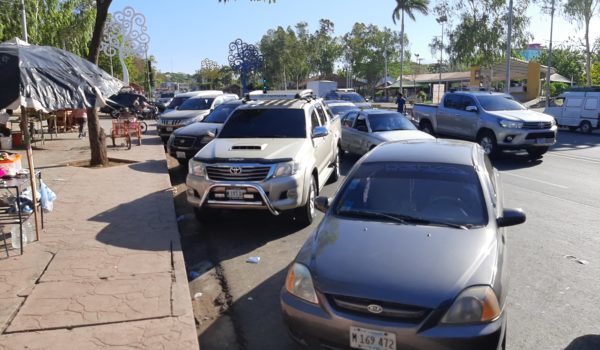 Parqueos espontáneos se tragan vías y aceras en toda Managua ¿Quién los regula?