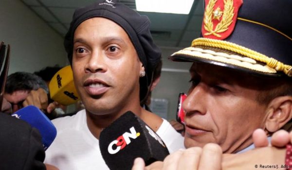 Decretan prisión preventiva para Ronaldinho y su hermano en Paraguay