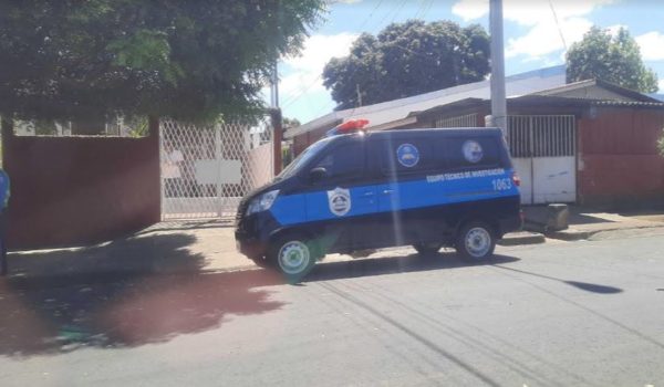 Policía Orteguista impide a feminista Mirna Blandón salir de su casa, en Managua