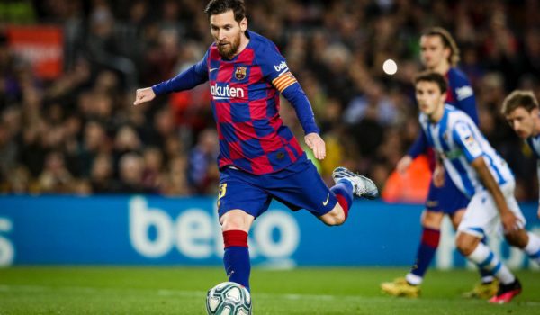 El Barcelona se salva gracias a un polémico penalti anotado por Messi