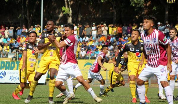 Luis Fernando Copete y su club terminan en la cima de la primera vuelta del futbol salvadoreño