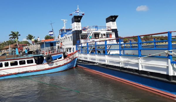 Peligro en el puerto de San Jorge por aglomeración de barcos, ya se reportó el primer choque en el lago