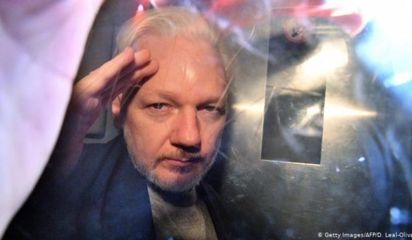 Los abogados de Assange pedirán su libertad bajo fianza por el Covid-19
