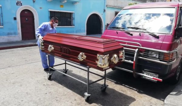 Guatemala celebra velorios y sepelios «íntimos» para reducir contagios en tiempo de coronavirus