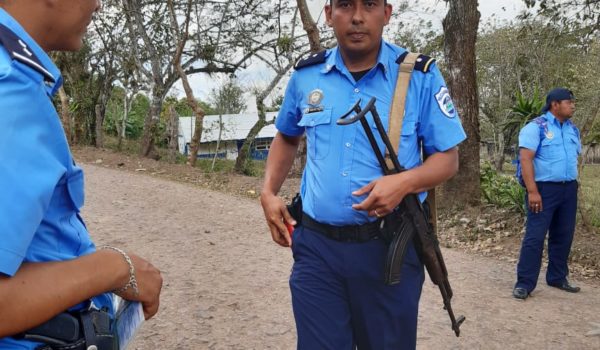 Policías retienen, requisan y toman fotografías a un equipo periodístico de LA PRENSA en Boaco