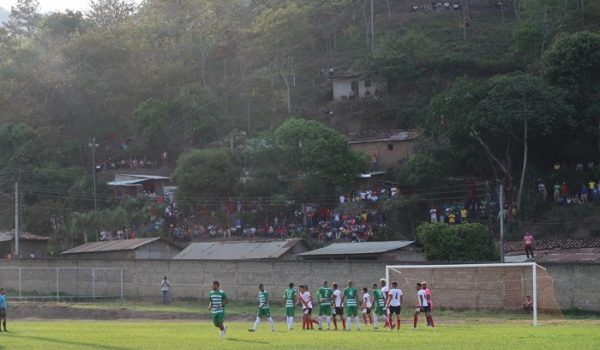 Aficionados norteños arriesgan su salud para ver el futbol nacional en tiempos de coronavirus