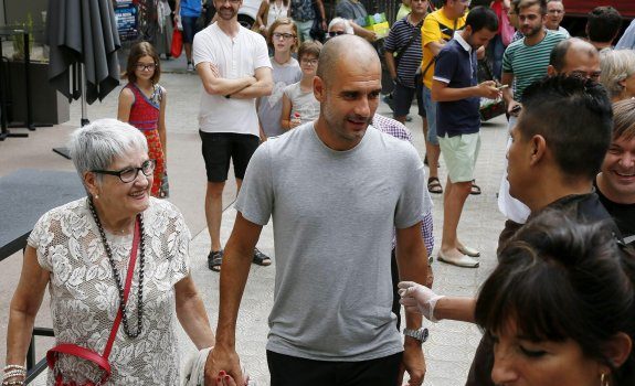 Madre del director técnico del Manchester City, Pep Guardiola muere por coronavirus
