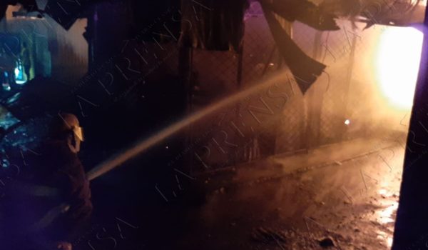 Incendio afecta al menos 20 tramos en el mercado Oriental