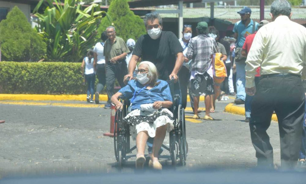 Especialistas llaman a respetar derechos de adultos mayores durante la pandemia