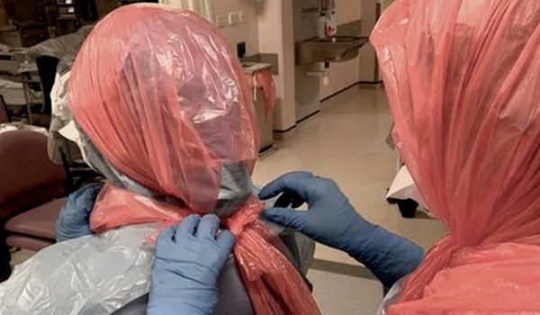 Coronavirus | «Nos tenemos que poner bolsas de basura en la cabeza»: el testimonio de una médica que atiende a los pacientes más graves de covid-19 en Reino Unido