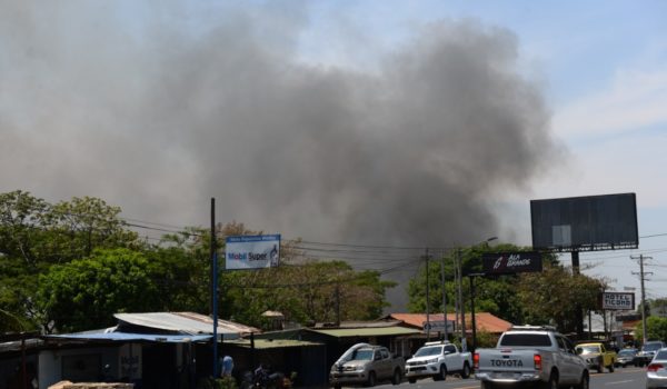 Fuerte incendio en las laderas de la Laguna de Nejapa