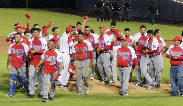 Carazo elimina a León y avanza a la segunda vuelta con gran relevo de Hilario Urbina