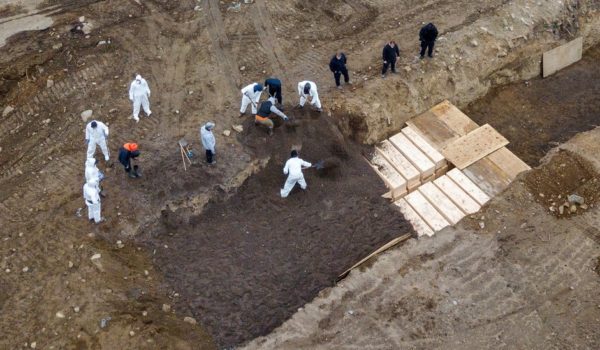 Coronavirus en EE.UU.: los enterramientos en una fosa común en Nueva York, la ciudad que tiene más casos de covid-19 que cualquier país del mundo