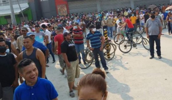 Hondureños protestan por alimentos en medio de toque de queda por Covid-19