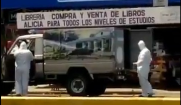 Trabajadores de Medicina Legal recogen a un muerto en el Huembes con trajes especiales antivirus