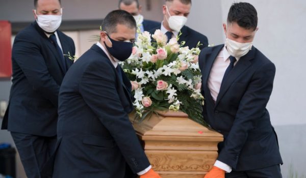 Cómo se cuentan los muertos por coronavirus (y por qué las cifras oficiales no son comparables ni precisas)