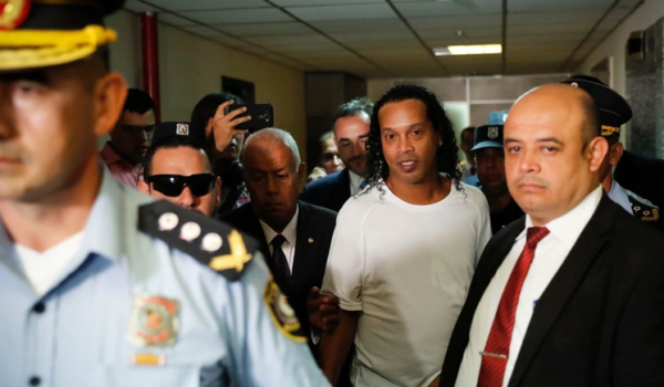 “Fue siempre amable y respetuoso, compartía mucho con los otros reclusos”. Así describe el comisario a Ronaldinho en prisión