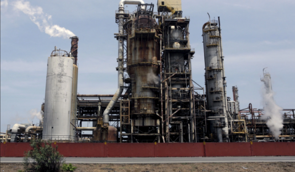 Primer buque iraní atraca en refinería y otro se acerca a puerto