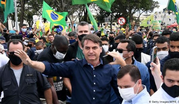 Bolsonaro ignora recomendaciones y participa en multitudinario mitin