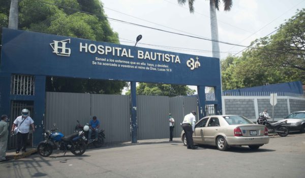 Hospital Bautista asegura que entregó el cadáver correcto a hijo y hermano. Familia que denunció rechaza versión