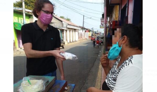 Jóvenes entregan más de 3,000 kits de higiene a vendedores callejeros para protegerse del Covid-19
