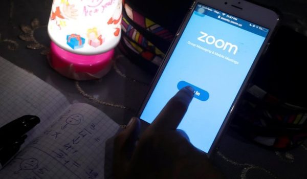 Zoom: un hombre es asesinado por su hijo durante una videollamada grupal con 20 personas