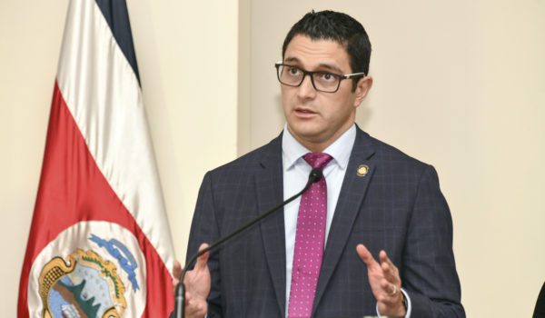 Costa Rica exigirá el uso de mascarillas en lugares que brinden servicios