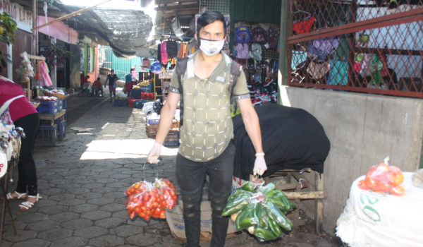 “Pena me daría robar”, refiere joven mercadólogo, quien se desempeña como vendedor en el mercado La Mascota