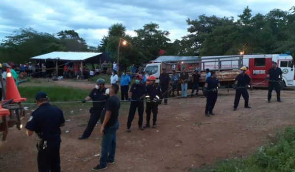 Rescatistas confían que mineros soterrados tras un derrumbe en Chinandega están con vida